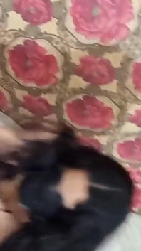 Desi Sara sedang menari semasa di rumah bersendirian
