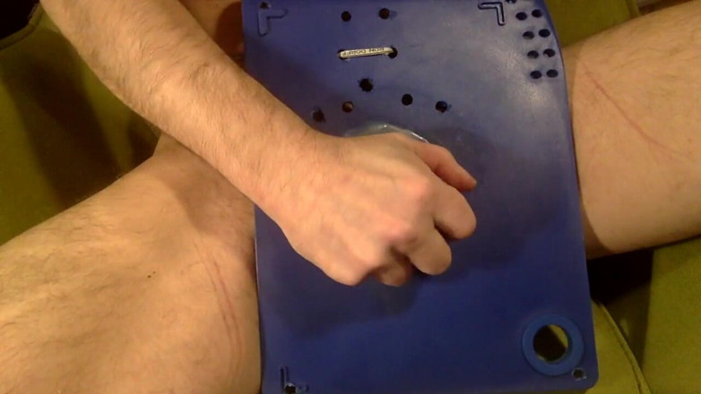 Ballspanking: Kefir in ballbusting