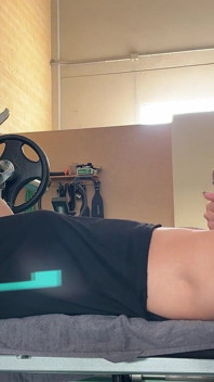 Sborrata in faccia in palestra