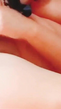 엉덩이에 딜도를 쑤셔 넣는 어린 소녀를 포착한 카메라