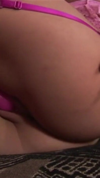 Bella ragazza in lingerie sexy con belle tette si masturba la figa con un piccolo vibratore