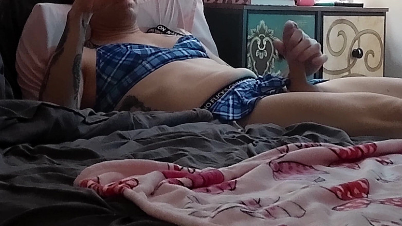 Biguy6999: Bobbie Se Masturba Descaradamente Mientras Su Amiga Mira