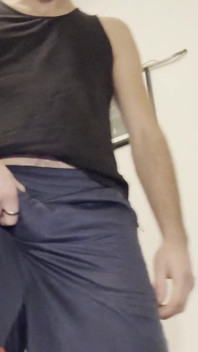 Scally boy अपना मीट टग्स करती है और उसका छेद खोलती है