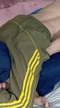 Une indienne desi pulpeuse fait une branlette à mon voisin et il lui attrape ses gros seins pendant un show webcam en direct