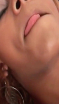 Facet dostaje swój pierwszy seks analny z wielkiego titted latin shemale w hotelu
