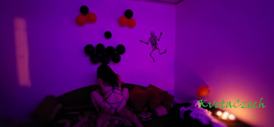 Kveta Czech: Kejutan Halloween dengan awek diikat dengan kamera tali dan bergoyang