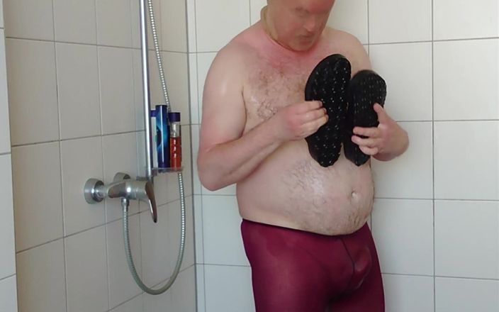 Carmen_Nylonjunge: Ciorapi și pantaloni incontinenți la duș
