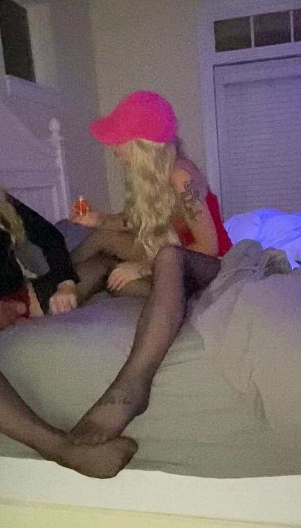 MadisonCD2025: Une chaudasse mariée travestie son mari dans son lit en...