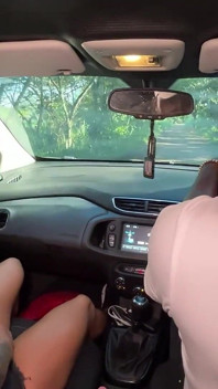 Llevo a casa a una mujer tetona increíble y ella no puede contenerse, ella me pide que le muestre mi polla en el auto