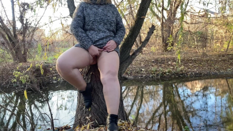 Elena: Horny BBW in torn pantyhose and miniskirt rubs her pussy...