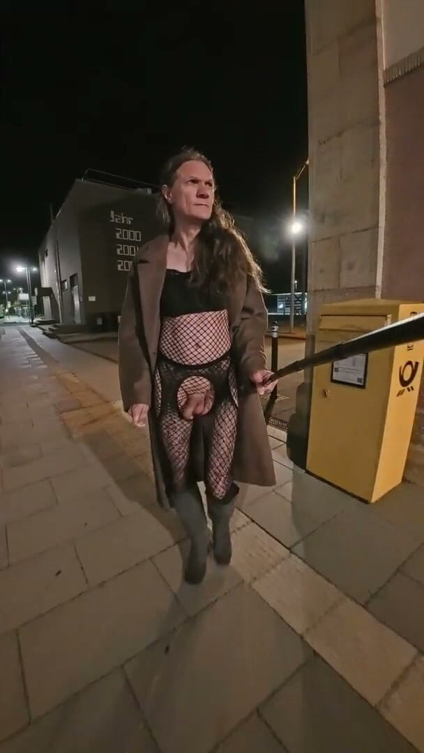 Slut Bella: Nackt Am Bahnhof Und in Der Stadt