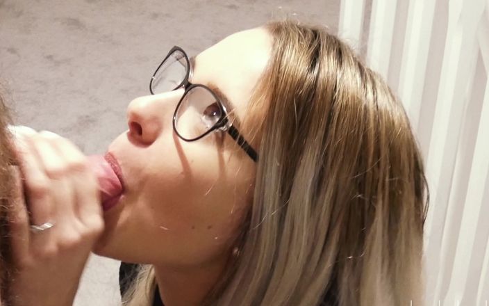 Samantha Flair Official: Pijpbeurt met bril op de landing