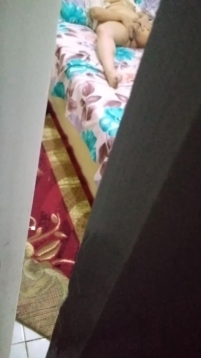 Manywka: Ее сводный брат шпионит за ней, пока она сцепляет молоко в одиночестве из-за большого количества пищи