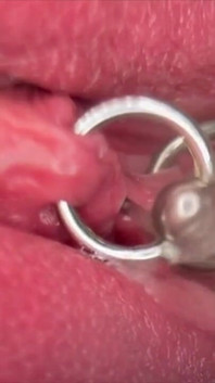 Extreem close-up plassen en mijn doorboorde poesje en clit compilati