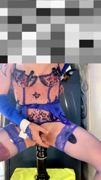 Yüksek topuklu sevimli kadın çok seksi mavi çoraplı iç çamaşırlı külotunu dışarıda gösteriyor