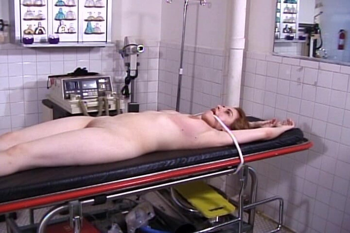 NM fetish femdom videos by Princess Nikki Cruel: 丰满的荡妇从他的医生那里得到检查