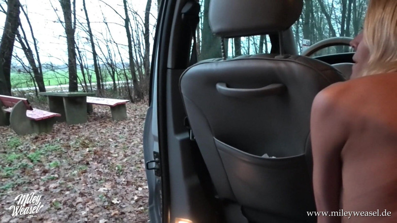 Miley Weasel: Cewek hot jerman rambut pirang dientot di depan umum