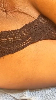 シーメール 一人で家にいて お尻にボトルを突っ込んでる