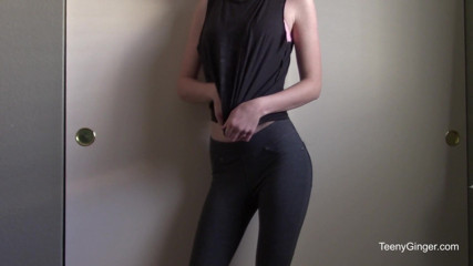Teeny Ginger: Striptýz a 3 orgasmy