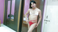 Cute & Nude Crossdresser: Krásný sissy crossdresser femboy sweet lízátko v roztomilé růžovo-bílé podprsence-kalhotkách.