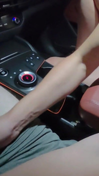 手コキで車の中で自分にイッてしまう