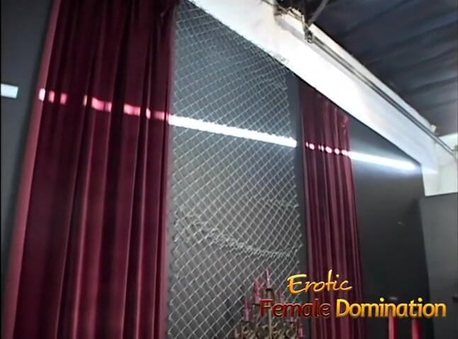 Erotic Female Domination: Incrível morena dominatrix chicoteando cara tatuado