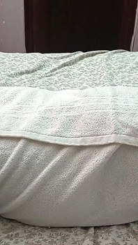 Une femme appelle un masseur à la maison -1
