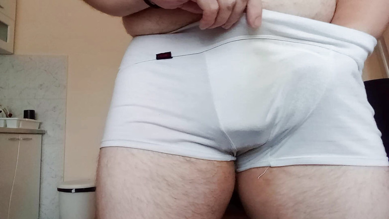 Daxi95: Pria gemuk pamer pantat montoknya di depan kamera