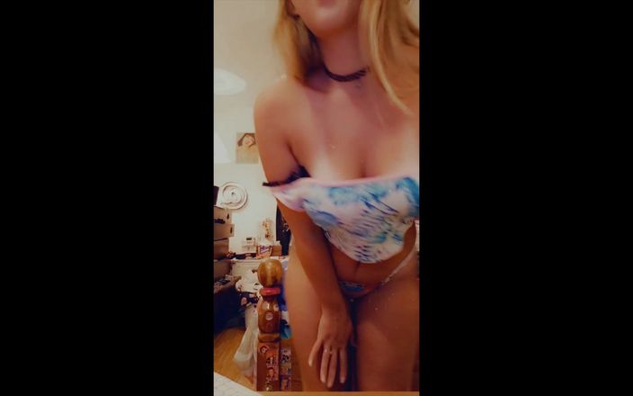 Alli Anderson: 跳舞和嘴唇同步哈哈