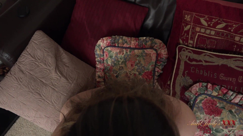 Aunt Judy's XXX: MătușaJudysXXX - Mătușa ta vitregă matură țâțoasă Eva Jayne îți suge pula (Experiență POV)