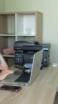 친구가 지켜보는 동안 회색 소파에서 스트립하는 소녀 캐스팅