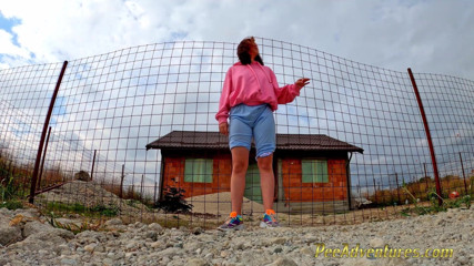 Pee Adventures: Převléká mokré šortky do suchých kalhot