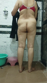 Priya Bhabi 핫한 목욕 쇼