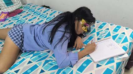 NEGRITA SEXY: 学生在继母家做作业，然后注意到一些微妙而神秘的东西