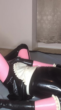Latexová Sissy Služka je ošukaná šukacím strojem