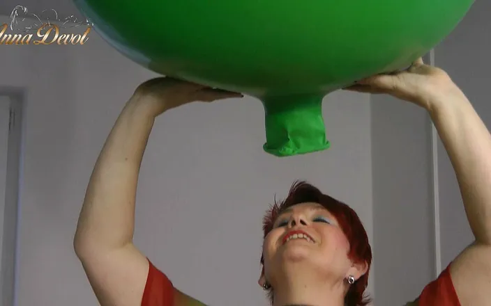 Anna Devot: Mega Balloon Blow-up