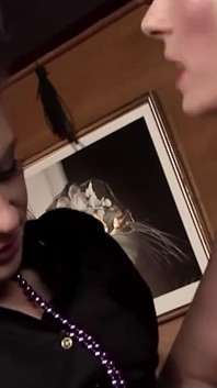 Zlobivá blonďatá MILF ukazuje svou lesbickou přítelkyni, jak používat dildo