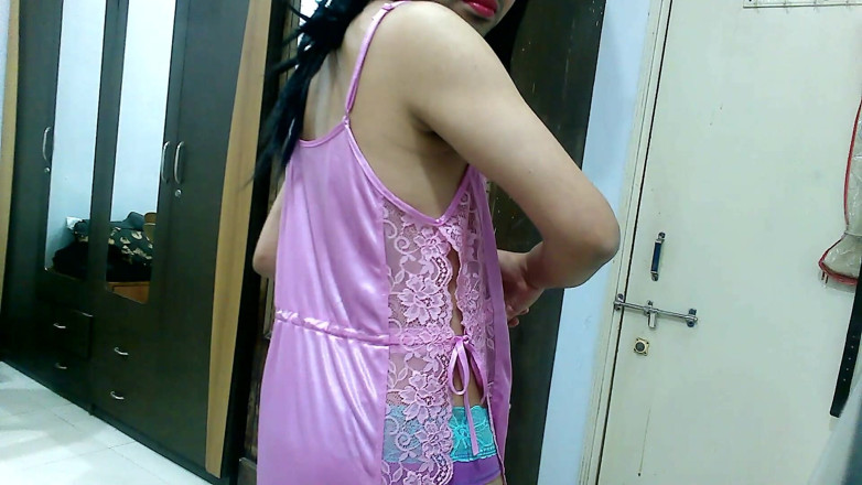 Cute & Nude Crossdresser: 섹시한 핑크 란제리와 팬티를 입은 핫한 계집 크로스드레서 펨보이 달콤한 롤리팝.