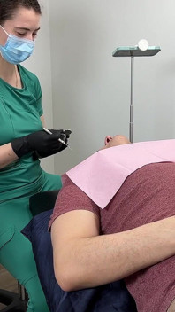 Krankenschwester bunny überprüft Dr. Kanadas Zähne Multi-Winkel