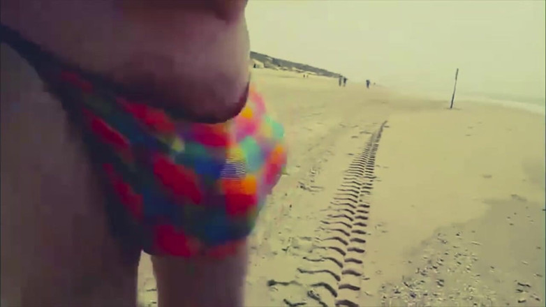 Monster Meat: Une exhibionniste marche Jerkin à la plage