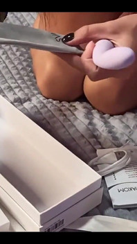 Elle essaye un nouveau jouet sexy