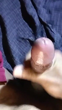 Un puceau se masturbe