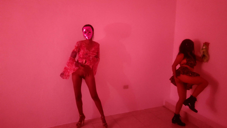 Martin13: Hàng xóm tụ tập trong căn phòng màu đỏ để khiêu vũ...