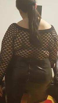 Fetiș cu duș auriu - o dominatoare matură fute sclavul în latex