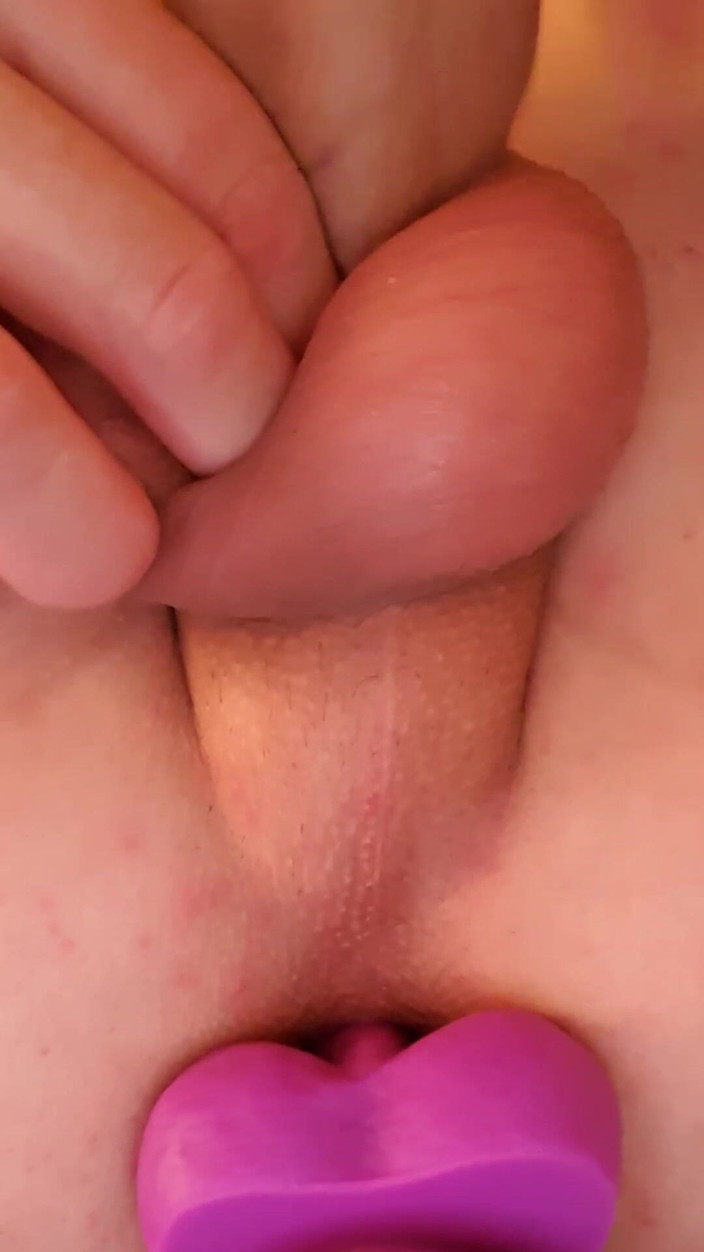 Timmyboy: Otevřel zadek fialovým robertkem a dal si vlastní penis do...