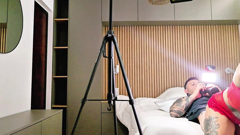 Young big apple: Obléknu si sexy spodní prádlo a mám sex se švagrem, zatímco...