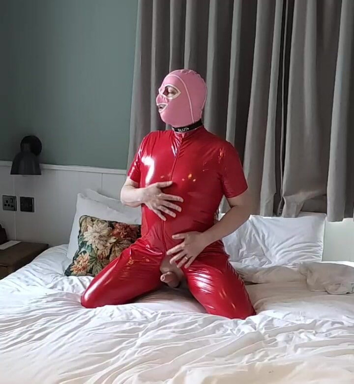 Nottstvslut: Sexy maskovaná mrdková děvka v celé červené pvc kombinéze