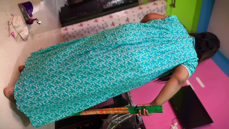 Your Boy's Cum: POV: Gorąca indyjska duża dupa pokojówka zamiatać mój pokój i...