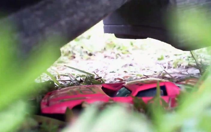 Nicoletta Embassi: 素晴らしい粉砕ビデオは私の足が小さなおもちゃの車を粉砕するのを見ます