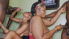 Bulocks: Mulut babes-babes dientot sama 2 kontol besar